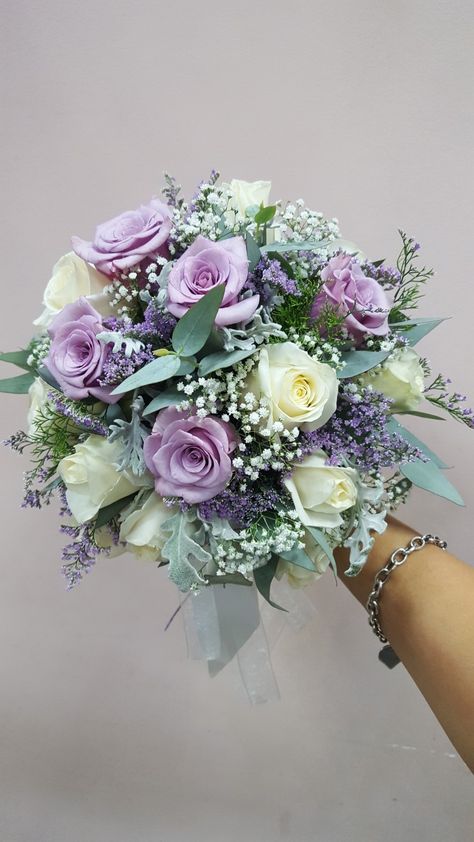 Wedding Bouquets With Purple Flowers, Prom Flowers Bouquet Lavender Dress, Purple Dress Bouquet, Quince Ramos Lilac, Wedding Bouquets Bride Lilac, Light Purple Prom Flowers, Lilac Prom Bouquet, Lavender Prom Bouquet, Quince Ramos Natural