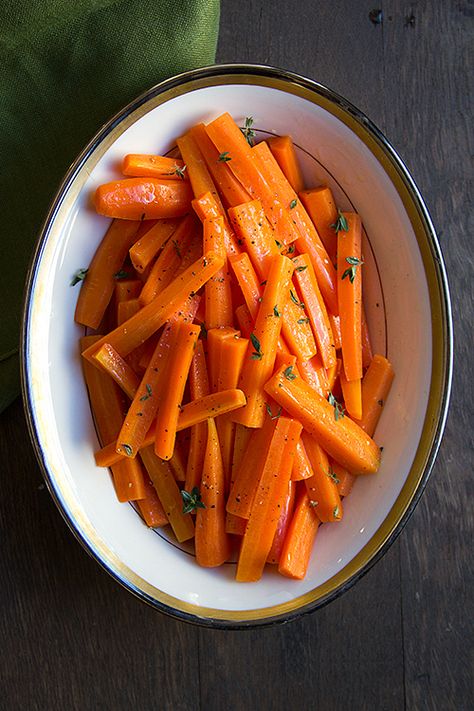 Braising carrots slowly in butter, rather than steaming or boiling them, brings out their natural sweetness. Maple syrup adds a delicate glaze and a rich flavor. Braised Carrots, Glazed Carrots Recipe, Maple Glazed Carrots, Yummy Vegetable Recipes, Maple Syrup Recipes, Glazed Carrots, Carrot Recipes, Veggie Side Dishes, Syrup Recipe