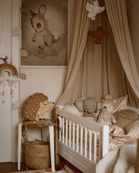 Beige Mom Aesthetic Nursery, Cottage Core Nursery Ideas, Beige Baby Aesthetic, Cosy Nursery, Halloween Room Decor Ideas, Cottage Core Nursery, Nursery Bedroom Ideas, Cottagecore Nursery, Brown Nursery