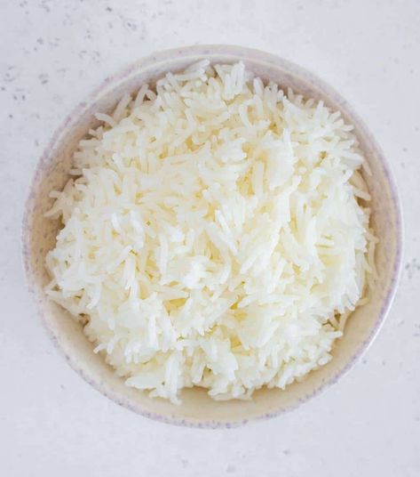 top view of cooked basmati rice in a bowl Rice On The Stove, Dry Rice, Perfect Rice, Healthy Fitness Meals, Poached Chicken, Cooking White Rice, Healthy Grains, Clam Chowder, How To Cook Rice