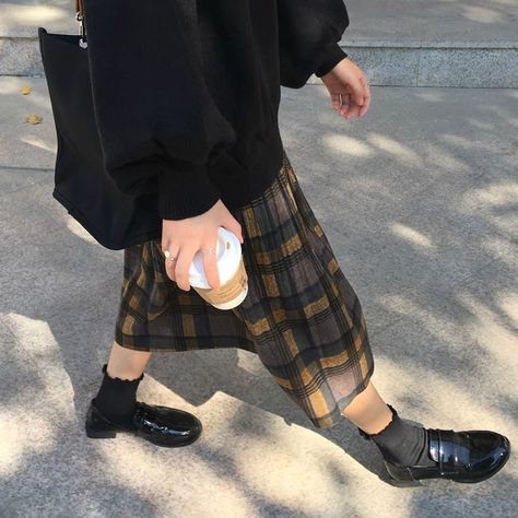 Plaid Midi Skirt Outfit Aesthetic, Dark Academia Outfit Winter, Dark Academia Aesthetic Outfit, Long Knit Skirt, Dark Academia Outfit, Pleated Long Skirt, Elegant Skirt, Mode Inspo, Plaid Skirt