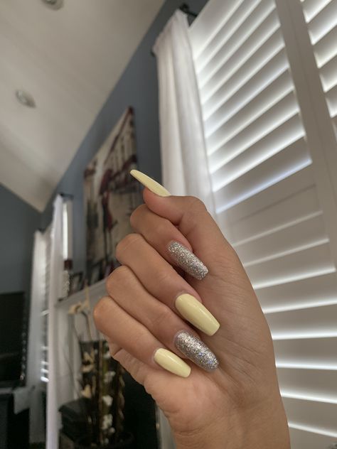 Light pastel yellow nails with silver sparkly glitter on ring and index finger Sparkly Silver Nails, Pastel Yellow Nails, Lexi Nails, Coffin Nail Art, Hoco Nails, Silver Glitter Nails, Glitter Nails Acrylic, Formal Nails, Yellow Glitter