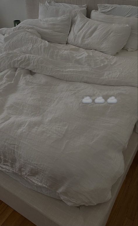 White Pillow Sheets, Plain White Beds, Romantic Bed Sheets, White Cozy Bedding, White Bed Set Aesthetic, Fluffy Sheets Bedding, White Bed Astethic, White Bed Duvet, Comfy Bed Sheets Aesthetic