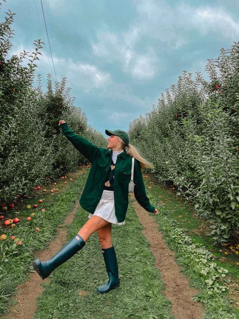 Farm Picking Outfit, Fall Outfits Picnic, Picking Apples Outfit, Apple Farm Outfit Fall, Cute Apple Picking Photos, Apple Hill Photoshoot, Apple Orchard Poses, Apple Orchard Photoshoot Outfit, Fall Orchard Outfit