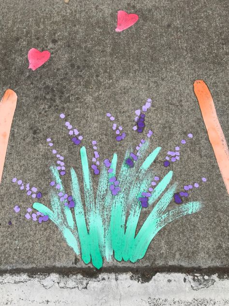 Flowers painted with chalk paint , lavender Easy Chalk Flowers, Chalk Art Flowers, Flower Chalk Art, Chalk Window Art, Cute Chalk Ideas, Pavement Chalk Art, Driveway Chalk, Chalk Flowers, Chalk Drawing Ideas