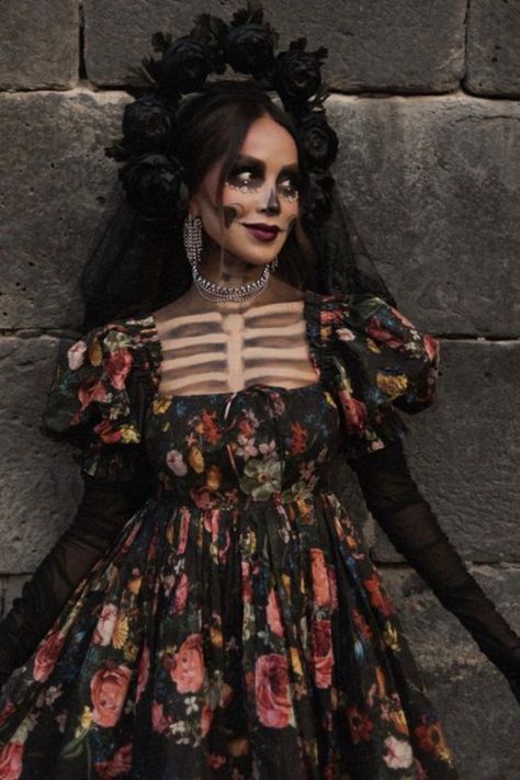 Sumérgete en la cultura latina y descubre el simbolismo detrás de las calaveras de azúcar. Despierta tu curiosidad y anhelo de comprender más sobre las calaveras de azúcar. Day Of The Dead Inspired Outfits, Dia De Muertos Costume Ideas, Catrina Costume Make Up, Outfits Catrina, Day Of The Dead Halloween Costume, Catrina Costume Dresses, Dia De Los Muertos Outfit For Women, Catrina Outfit, Day Of The Dead Outfit