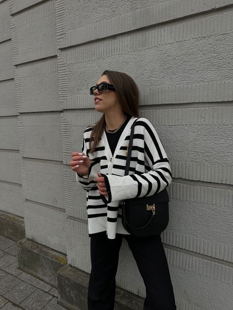 Stripe Cardigan Outfit, Striped Sweater Black, Waistcoat Outfit, Knit Sweater Outfit, French Street Fashion, White Look, Cardigan Outfit, French Street, Ootd Inspo