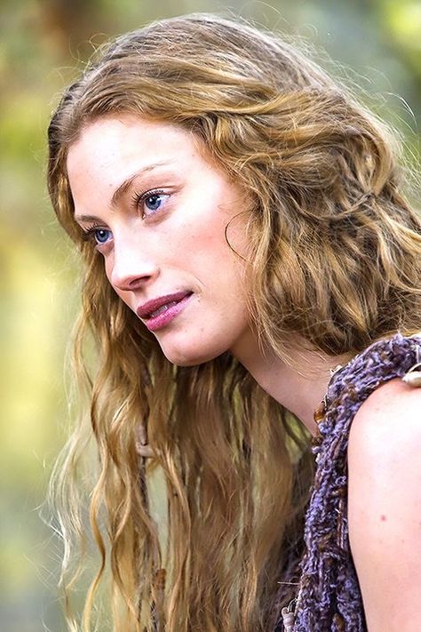 Alyssa Sutherland, Vikings Show, King Ragnar, Vikings Tv Series, Vikings Tv Show, Aemond Targaryen, Vikings Ragnar, Viking Dress, Viking Women