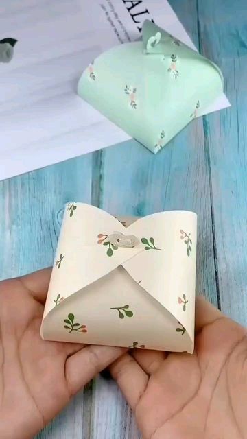 Hadiah Diy, Kraf Kertas, Tutorial Origami, Seni Dan Kraf, Gifts Wrapping Diy, Easy Paper Crafts Diy, Origami Box, Paper Craft Diy Projects, Origami Crafts Diy