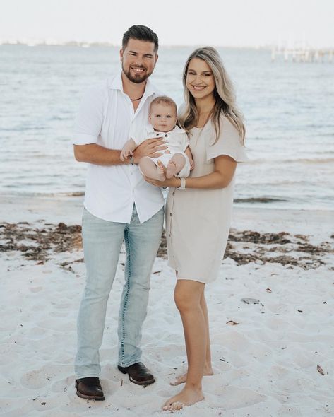 Lydia Romeike Bates | Making the sweetest memories with my favorite people🥰♥️ . . . . Thank you @drews.gal for taking these photos😊 . . . . #beach… | Instagram Trace And Lydia Bates, Bates Family Instagram, Lydia Bates, Nathan Bates, Whitney Bates, Losing A Baby, Beach Instagram, Romantic Girl, Bates Family