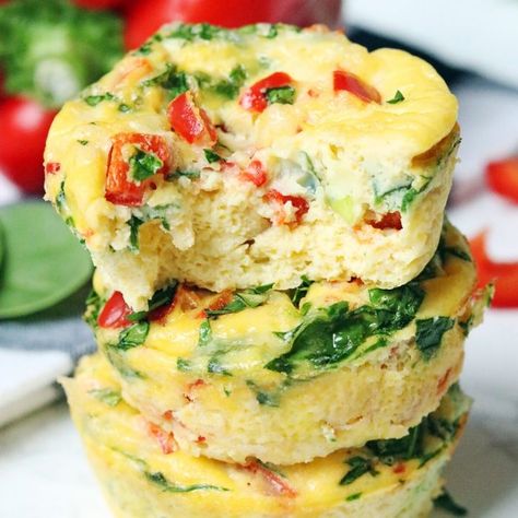 Keto Egg Bites are a great way to kickstart your morning. Spinach and Red Pepper Egg Bites are savory, delicious and a protein-packed breakfast recipe.  #eggbites #keto #ketogenic #diet #lowcarb #protein #spinach #redpepper #muffintin Make Egg Bites, Red Pepper Egg Bites, Pepper Egg Bites, Keto Egg Bites, Egg Bites Recipe, Eggs In Peppers, Spinach Egg, Healthy Eggs, Breakfast Bites