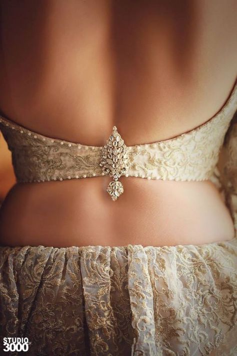 12 Amazing New Things To Do To Your Lehenga That Will Make It Super Unique! Osariya Designs, Backless Blouse Designs, Lehenga Blouse Designs, Sari Blouse Designs, Blouse Designs Indian, Backless Blouse, Unique Blouse Designs, Designer Saree Blouse Patterns, Saree Blouse Designs Latest