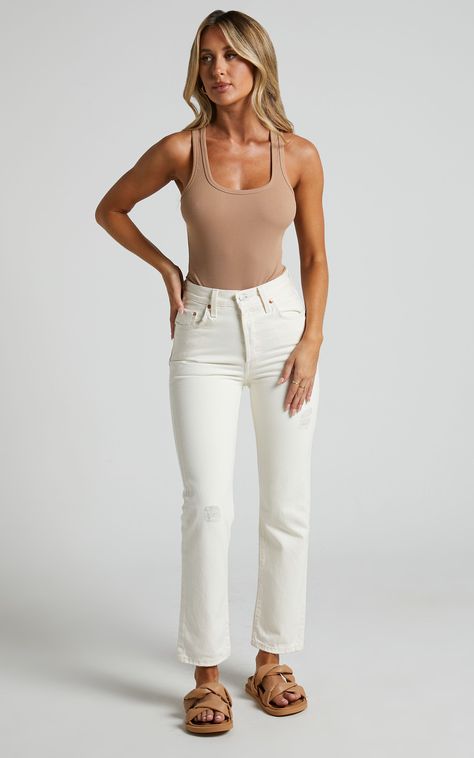 White 501 Jeans Outfit, Levis White Jeans, White Cropped Jeans Outfit, Cropped Jeans Outfit Spring, Ecru Jeans Outfits, Levis 501 Outfit, 501 Outfit, Salon Photoshoot, Closet Outfits