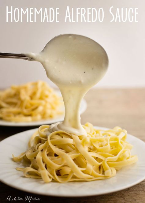 it does not get much better than creamy, cheesy homemade alfredo sauce. this recipe is easy to make and always works out. Alfredo Sauce From Scratch, Olive Garden Alfredo Sauce, Homemade Alfredo, Alfredo Sauce Recipe, Homemade Alfredo Sauce, God Mat, Olive Garden, Copycat Recipe, Homemade Sauce