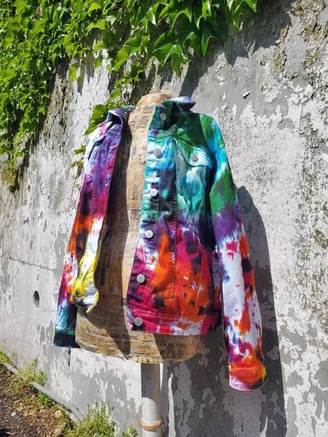 Tie Dye Denim Jacket, Denim Jacket Diy Paint, Jacket Diy, Tie Dye Jackets, Bff Shirts, Diy Denim Jacket, Dye Denim, Galaxy Colors, Upcycle Clothes Diy