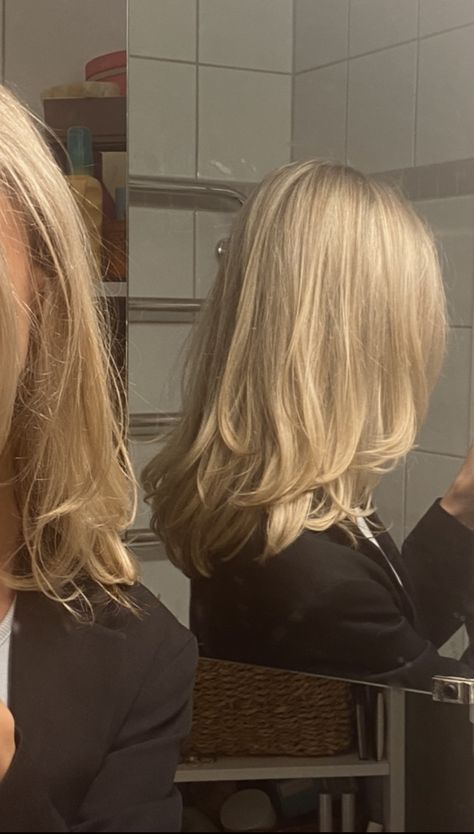 Thick Blond Haircut, Blonde Layered Mid Length Hair, Mid Short Hair With Layers, Blonde Haircut Styles, Collarbone Length Hair With Long Layers, Shoulder Length Blonde Hair Layers, Blonde Hair With Layers Medium, Medium Length Haircut With Long Curtain Bangs, Blond Highlights Medium Length Hair