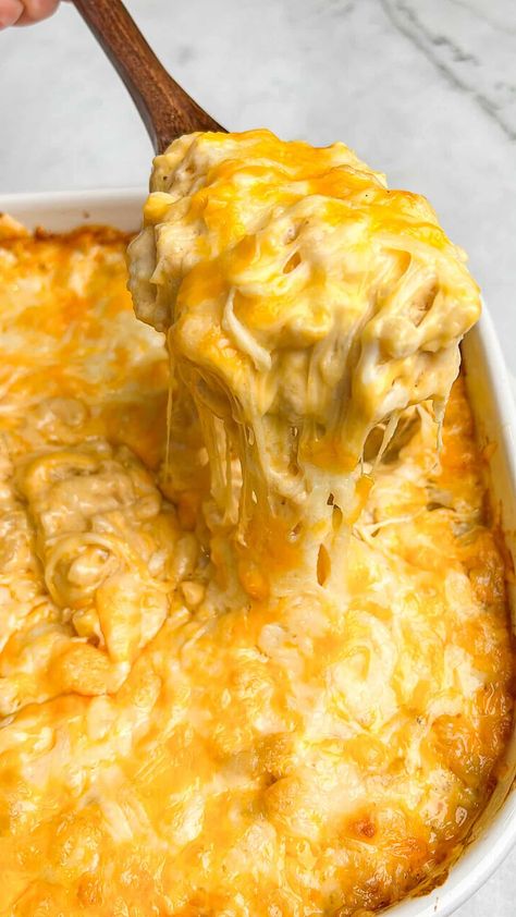 If you’ve seen the viral videos for TikTok sensation Tini Younger’s macaroni and cheese and you’ve been wanting to try it – now is the time. Tini’s Macaroni and Cheese is a super creamy, decadent mac and cheese casserole that’s smothered in a cheesy cream sauce and stuffed with layers of shredded cheese.  #MacAndCheese #ComfortFood #TiniYounger #HomeCooking #CheeseLovers #Recipe #CopyCat Corkscrew Pasta, Ultimate Mac And Cheese, Batch Baking, Cheese Macaroni, Mac And Cheese Casserole, Making Mac And Cheese, Holiday Side Dish, Creamy Mac And Cheese, Baked Mac N Cheese