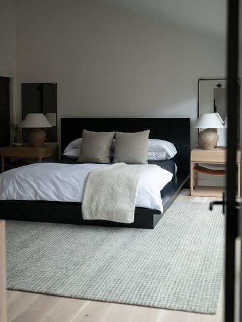 Minimalist Bedroom Man, Minimalist Bedroom With Black Bed Frame, Black Bed Nightstand Ideas, Bed Frame Men, Bathroom Ideas White And Grey, Dark Minimal Bedroom, Black And Cream Room, Modern Bedroom Ideas Black, Minimal Black Bedroom