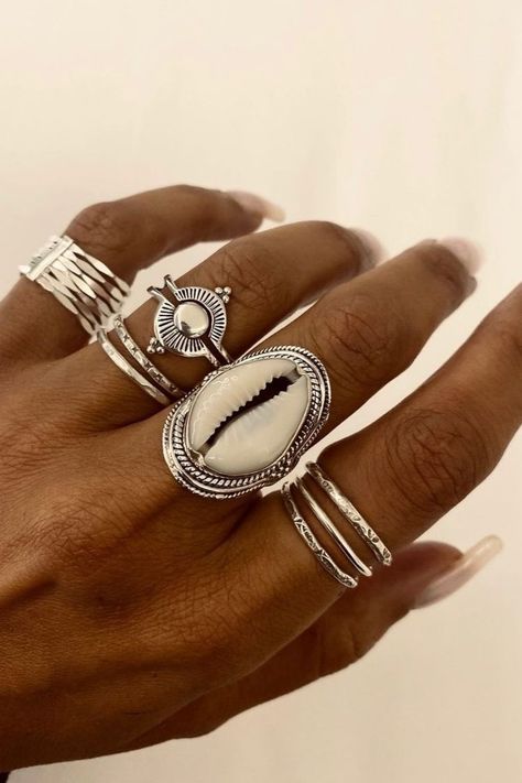 African Jewelry Aesthetic, Afro Jewelry, Chains Diamond, Sleek Jewelry, Dope Jewelry Accessories, Big Jewelry, Dope Jewelry, Jewelry Fashion Trends, Funky Jewelry