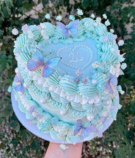 Chocolate Cake With Strawberry Filling, Bolo Aesthetic, Cake With Strawberry Filling, Cake Decorating Birthday, Birthday Cake Cake, Butterfly Birthday Cakes, Decorating Birthday, Cake With Strawberry, Vintage Birthday Cakes