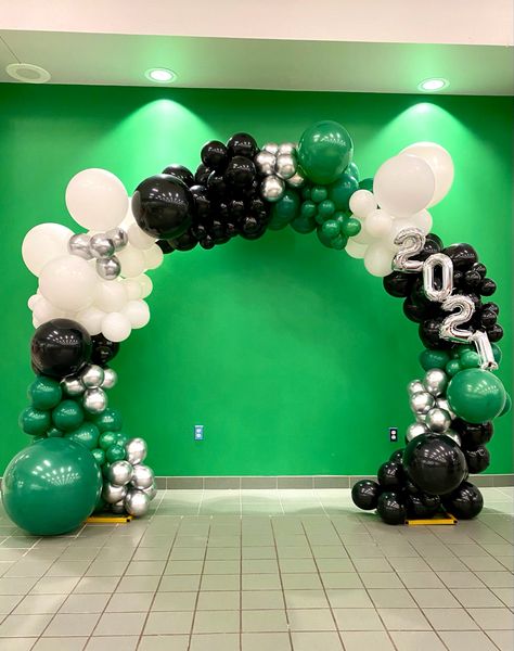 Sports Banquet Balloon Arch, Eagles Balloon Garland, Football Homecoming Balloon Arch, Senior Night Backdrops, Gym Graduation Decorations, Balloon Arch Ideas For Graduation, Senior Night Balloon Ideas, Volleyball Balloon Arch, Senior Night Balloons