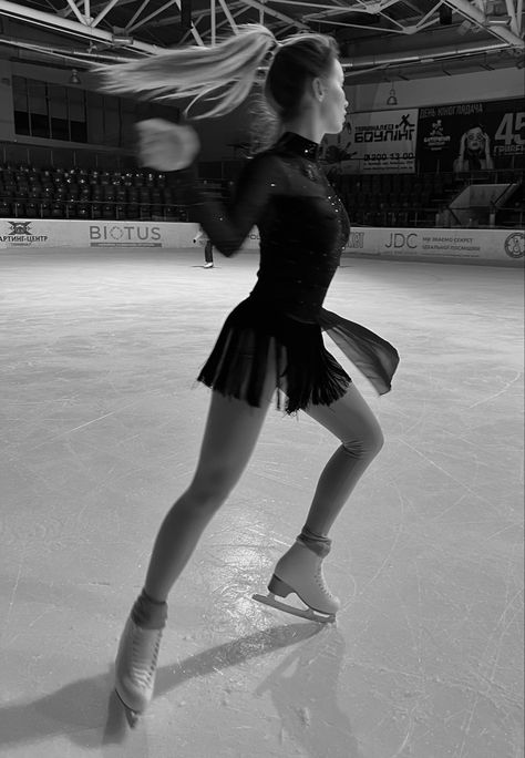 Figure Skating Portraits, Blonde Figure Skater, Ice Skater Outfits, Professional Ice Skating, Figure Skating Practice Outfits, Iphone Wallpaper Aesthetic Summer, Ice Skating Poses, Spring Iphone Wallpaper Aesthetic, Skate Aesthetic Outfits