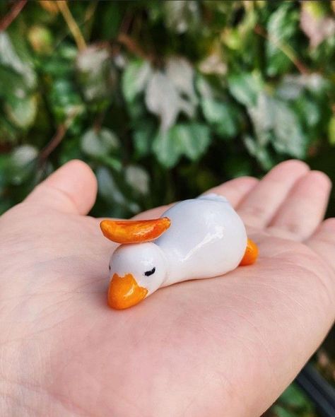 Cute Air Dry Clay Ideas Animals, Duck Clay Sculpture, Cute Clay Sculptures Easy, Soft Clay Ideas, Cute Easy Clay Ideas, Cute Clay Animals, Polymer Clay Duck, Cute Clay Sculptures, Clay Animals Easy