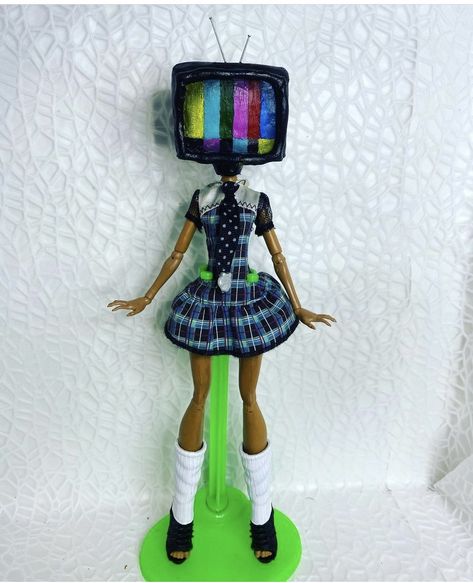 Diy Doll Makeover, Diy Monster High Doll Furniture, Tv Head Doll, Monster High Ooak Dolls, Monster High Doll Custom, Cool Dolls, Ooak Dolls Monster High, Monster High Diy, Monster High Crafts