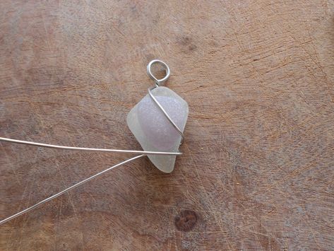 Sea Glass Jewelry Diy, Wire Jewelry Patterns, Wire Wrapped Stone Jewelry, Wire Wrapping Tutorial, Wire Wrap Jewelry Designs, Wire Wrapping Diy, Wire Wrapped Jewelry Diy, Wire Wrapped Jewelry Tutorials, River Rocks