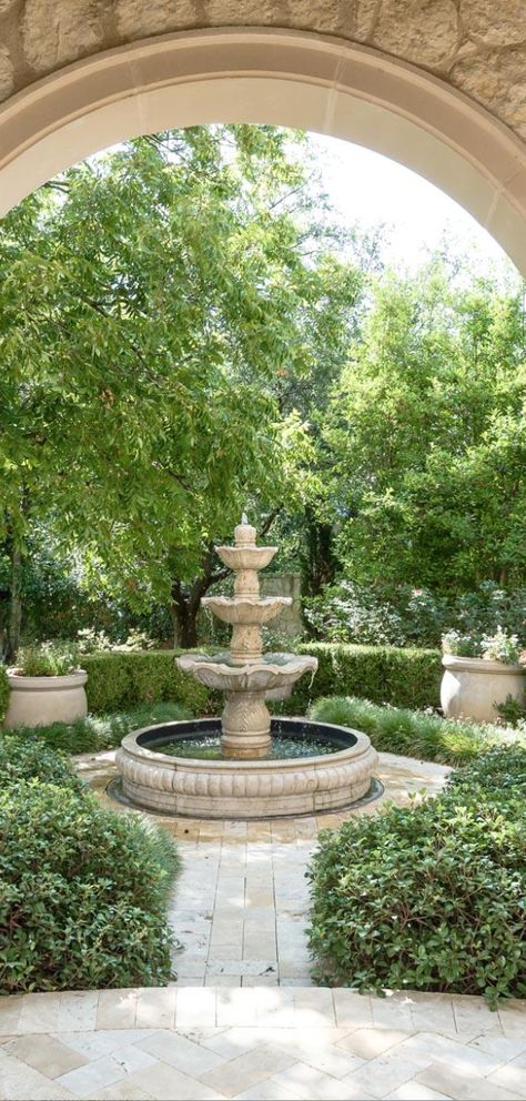 green & white landscaping Fountains Backyard, Fountain Design, Water Fountains, Garden Fountain, Fountains Outdoor, Formal Gardens, Garden Fountains, Courtyard Garden, Gorgeous Gardens