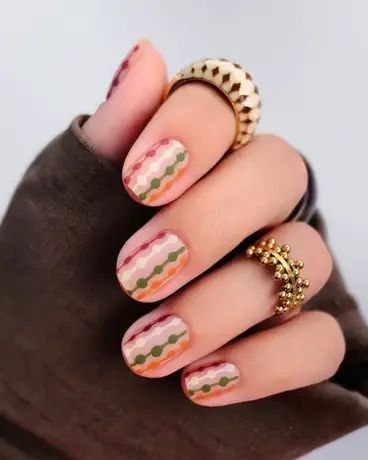 Nail Art Two Fingers, Cute Short Nails Autumn, 60s Nail Designs, 60s Nail Art, 60s Nails, Squoval Acrylic Nails, 60s Wallpaper, Short Squoval, Simple Fall Nails