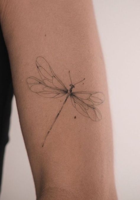 Tattoo Designs Dragonfly, Fine Line Tattoo Ideas Dragonfly, Cute Simple Minimalist Tattoos, Line Work Dragonfly Tattoo, Fine Line Dragonfly Tattoo Design, Dragonfly Tattoo Linework, Dragon Fly Line Tattoo, Dragon Fly Line Art, Dragon Fly Tattoos For Women