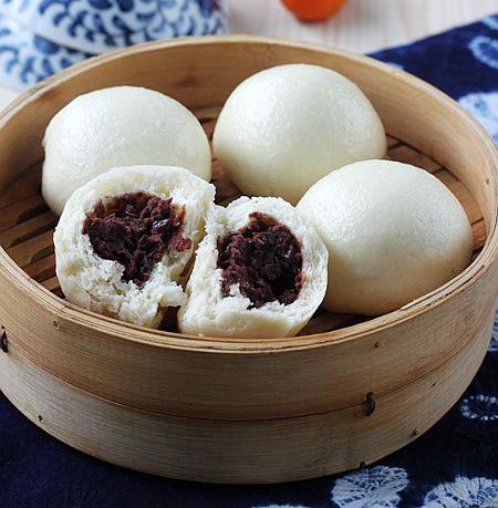 Red Bean Buns - Simple Chinese Bread - Yum Of China Red Bean Bun Recipe, Red Bean Bun, Chinese Pastries, Chinese Dessert, Red Bean, Bun Recipe, Steamed Buns, Wheat Gluten, Asian Desserts