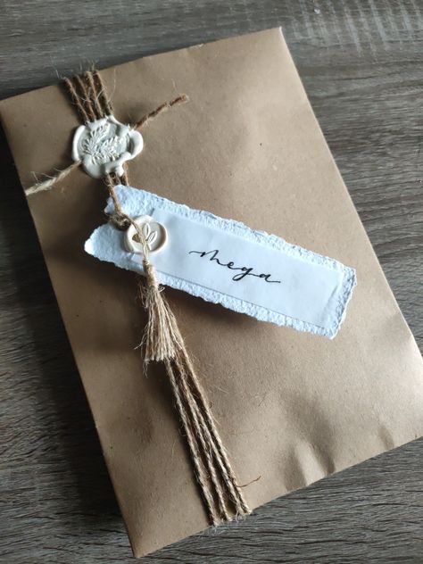 Envelope with rustic style for small gifts Brown Paper And Twine Wrapping, Twine Gift Wrap, Gift Wrapping With Twine, Wrapping Ideas Clothes, Pajama Packaging, Envelope Gift Ideas, Wrap Small Gifts, Art Packaging, First Communion Decorations