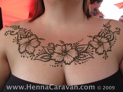 Henna Tattoo Designs Chest For Women, Hanna Tattoos, Hibiscus Henna, Jpg Tattoo, Henna Chest, Sudanese Henna, Back Henna, Cute Henna Designs, Henna Drawings