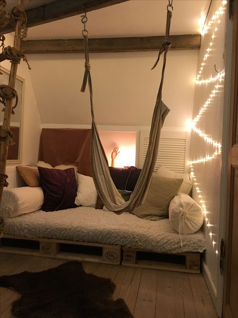 Small Garage Lounge Ideas, Spare Bedroom Hangout Room, Cute Secret Room Ideas, Garage Chill Room Ideas, Teen Loft Hangout Lounge Areas, Tiny Hangout Room Ideas, Cozy Secret Room, School Hangout Area, Hang Out Room Ideas With Friends