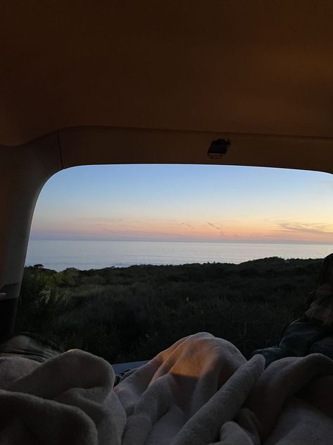 Back Of Car Date, Sleep In Car Aesthetic, Car Boot Date, Car Trip Aesthetic Couple, Car Date Aesthetic, Sleeping In Car Couple, Car Dates Couples, Car Beach Date, Car Sunset Date