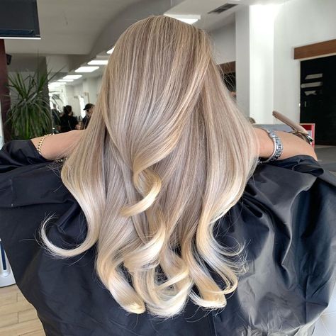 Shared by L☽ U♆N☽A. Find images and videos on We Heart It - the app to get lost in what you love. Sand Blonde Hair, Sand Blonde, Hair Stail, Perfect Blonde Hair, Hair Blond, Long Hair Color, Blonde Hair Inspiration, Blonde Hair Looks, Blonde Hair With Highlights