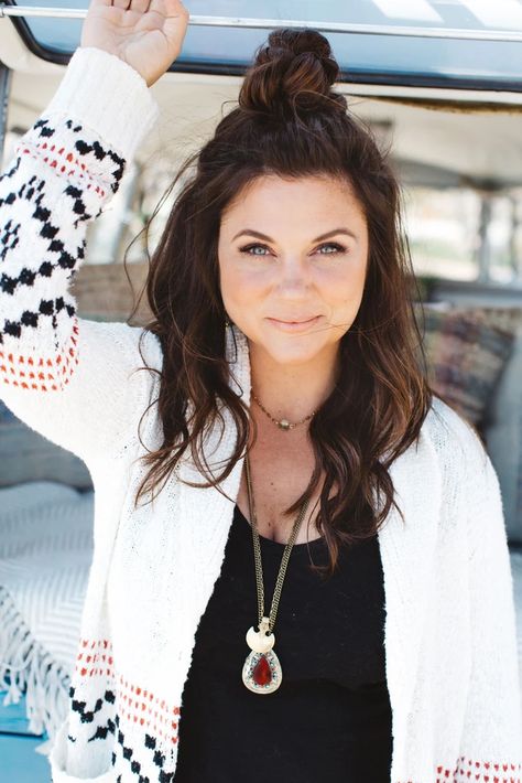 Tiffani Amber Thiessen Hair, Tiffany Thiessen, Tiffany Amber Thiessen, 1990 Style, Tiffany Amber, Tiffani Amber Thiessen, Tiffani Thiessen, Bohemian Vibes, Favorite Hairstyles