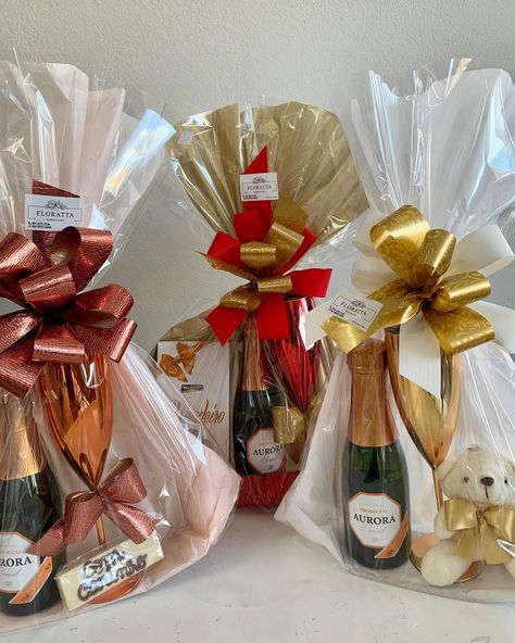 Mr And Mrs Gifts Ideas, Homade Christmas Gifts, Wine Gift Box Ideas, Alcohol Gift Baskets, Wine Gifts Diy, Girly Christmas Gifts, Baskets Ideas, Wine Christmas Gifts, Christmas Gifts Ideas