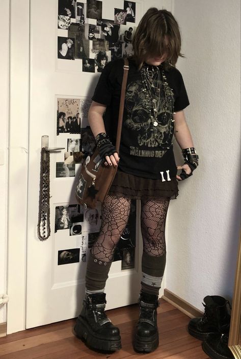 Alt Outfit Inspo Plus Size, Mid Size Fashion Alternative, Alternative Layered Outfits, Leg Warmers Plus Size, Leg Warmer Fashion, Mid Sized Grunge Outfits, Gothic Alternative Fashion, Layered Alt Outfits, Alt Style Plus Size