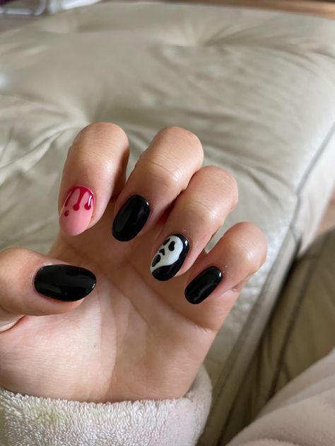 Black Gel Nails Short Halloween, Short Almond Halloween Acrylic Nails, Short Gel Nail Designs Halloween, Halloween Biab Nails Short, Hellowen Nails Art, Halloween Basic Nails, Short Hollowed Nails, Spooky Halloween Nails Short Almond, Simple Halloween Nails Short Almond