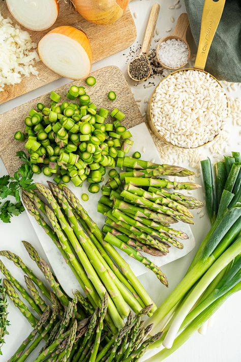 This rich and creamy vegan asparagus risotto is the perfect meal to welcome spring to your table. It's so good, you'll wonder how it can be so mouthwatering delicious without any butter! It's naturally gluten-free and dairy-free. #risotto #asparagus #springdinnerideas #dinnerideas Tart Food Photography, Relax Photography, Asparagus Tart, Roasted Onions, Beautiful Food Photography, Food Photography Inspiration, Food Photography Tips, Think Food, Food Photography Styling