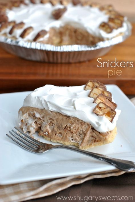 Frozen Snickers Pie: easy 5 ingredient frozen pie, try Milky Way too!! Snickers Pie, Snickers Candy, Pie Easy, Shugary Sweets, Baked Peach, Frozen Pie, Think Food, Candy Bars, 5 Ingredient