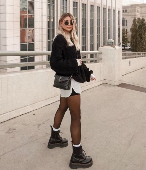 Black tights and white socks #Black #tights #and #white #socks #blacktightsandwhitesocks Josi Pellicano, Outfit Botas, Pedestrian Bridge, Casual Styles, Looks Street Style, Looks Chic, Mode Inspo, Outfit Inspo Fall, Autumn Outfit