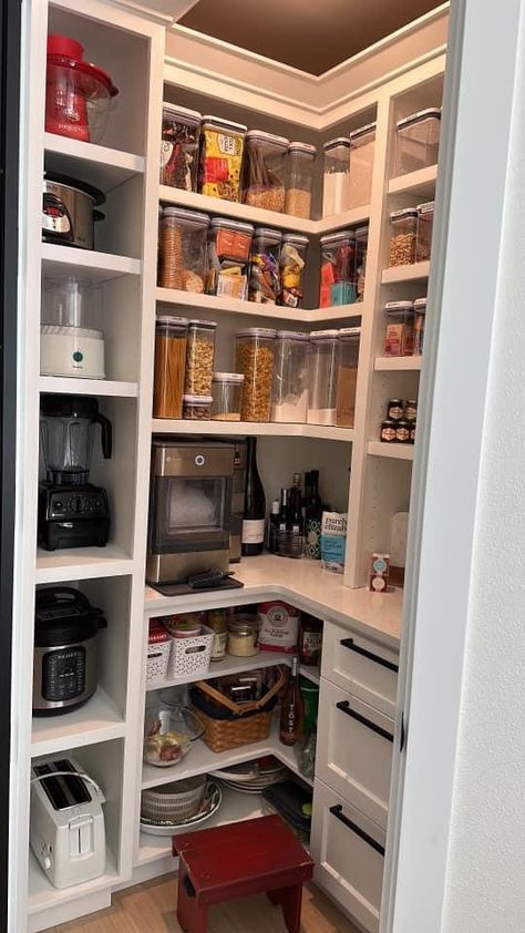 Open Corner Pantry Ideas, Custom Corner Pantry, Small Corner Pantry Makeover, Corner Pantry Shelving Ideas Walk In, Walk In Pantry Diy, Square Pantry Design, Open Pantry Design Ideas, Corner Pantry Remodel, 4x4 Pantry Layout