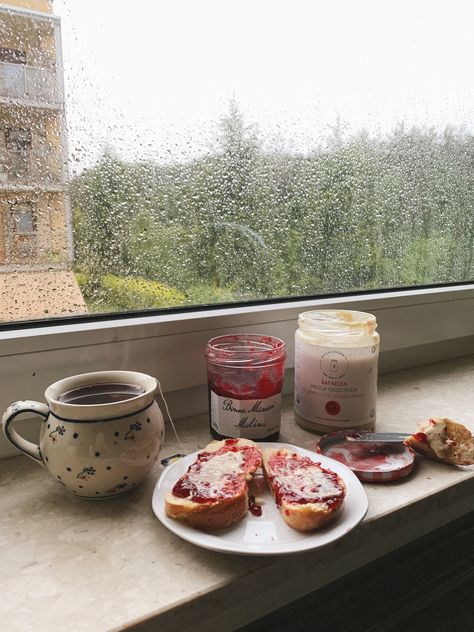 Słodkie śniadanie w deszczowy poranek Winter Breakfast Aesthetic, Rainy Breakfast, Rainy Day Breakfast, Rainy Mood, Winter Breakfast, Season Change, Rainy Afternoon, Cozy Morning, Cozy Breakfast