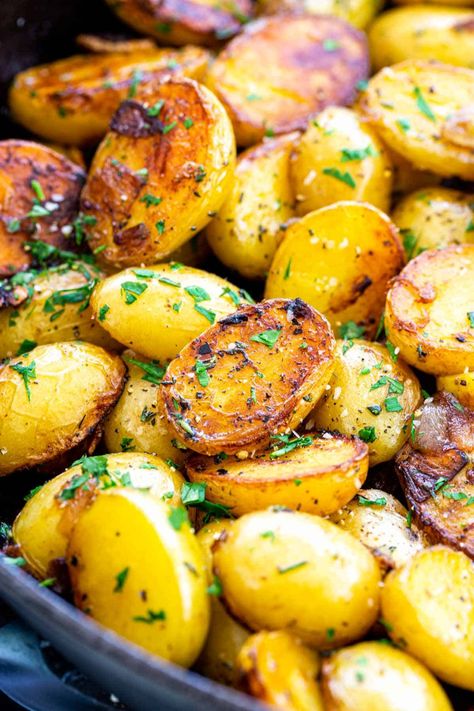 Easy skillet potatoes seasoned with herbs and garlic for a delicious one-pan side dish. Creamy Yukon Gold potatoes are used for better texture and flavor. #skilletpotatoes #sidedish #potatoes Idaho Gold Potato Recipe, Gold Potato Recipes, Yukon Potatoes, Skillet Potatoes, Gold Potatoes, Popular Side Dishes, Easy Skillet, Garlic Potatoes, Potato Recipes Side Dishes