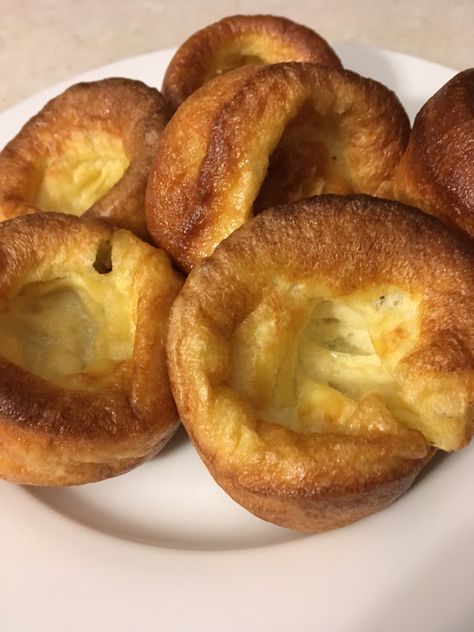 Gordon Ramsay Yorkshire Pudding, Easy Yorkshire Pudding Recipe, Easy Popovers, Popover Recipe, Yorkshire Pudding Recipes, Gordon Ramsay Recipe, Yorkshire Puddings, Biscuit Rolls, Yorkshire Pudding