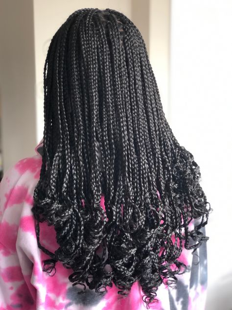 Box Braids With Ends Curled, Knotless Braids Medium Curly Ends, Triangle Box Braids With Curly Ends, Curly Knotless Box Braids Medium, Curly End Braids For Black Women, Cute Medium Length Braids For Black Women, Box Braids Front Part, Box Braids Ends Curls, Bra Length Braids For Black Women